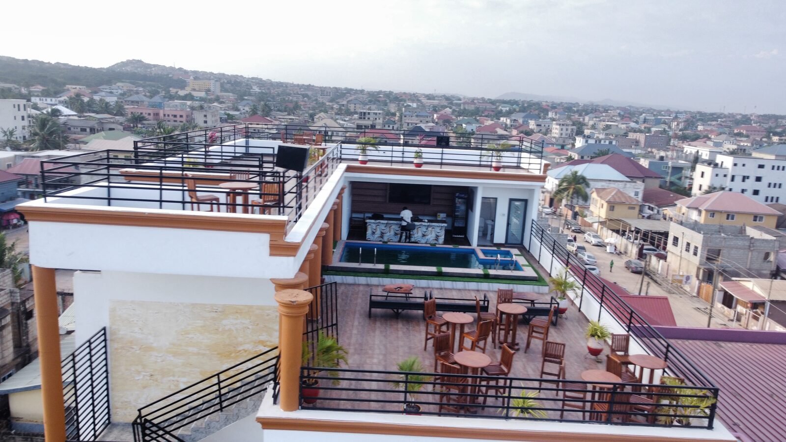Skice rooftop pool and bar above Sowotuom